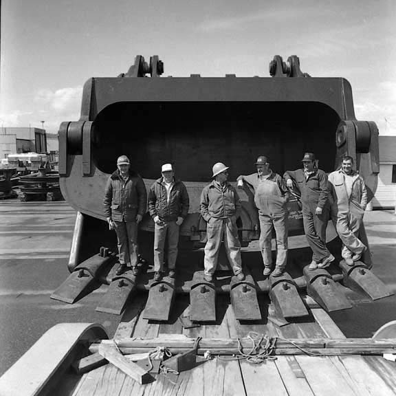 Port of Portland, large shovel ready to eat 6 men 